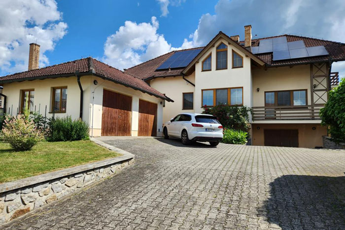 Aluminium-Fensterschreinerei mit Goldpfosten - Tschechische Republik