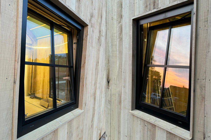 Aluminum windows with mullions – style and modernity in one