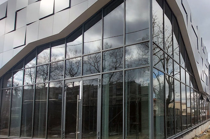 Kielce - een moderne glazen hoekgevel met een dynamische vorm