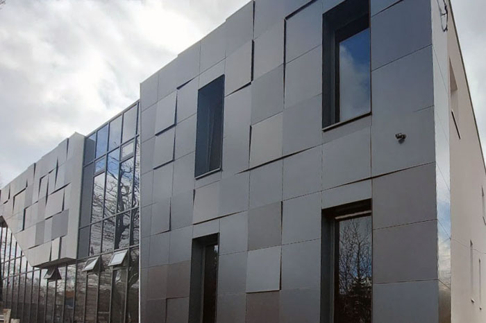 Kielce – eine moderne Glaseckfassade mit dynamischer Form