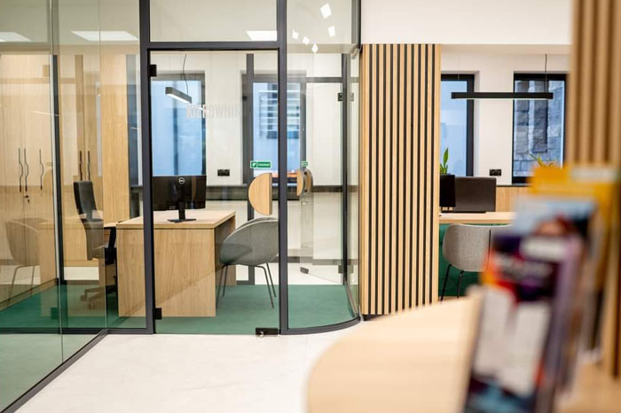 Moderne glazen scheidingswanden