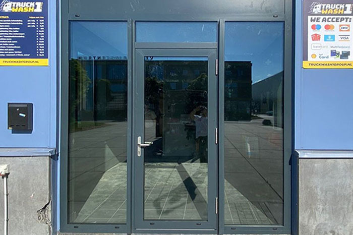 Standort mit Aluminiumtüren